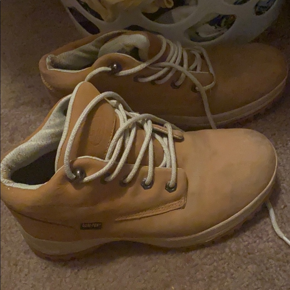 Youth Nike size 4 gore-Tex water prof boot